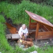 Pani�ka s klukama u stud�nky na Cechu         6.2010